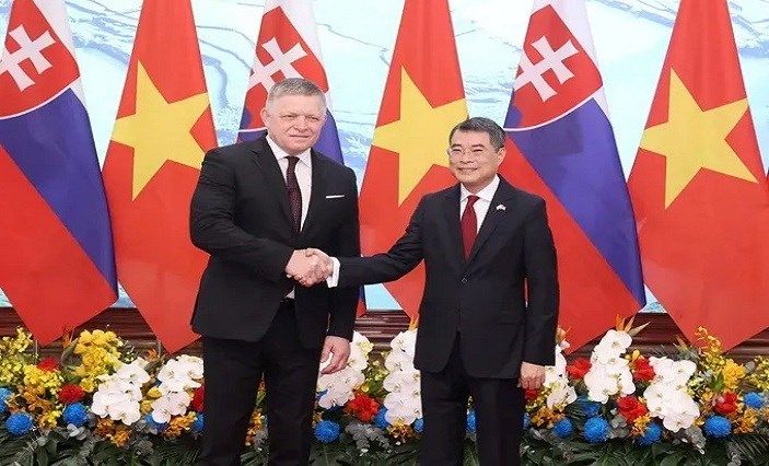 PMs discuss steps to advance Vietnam-Slovakia ties